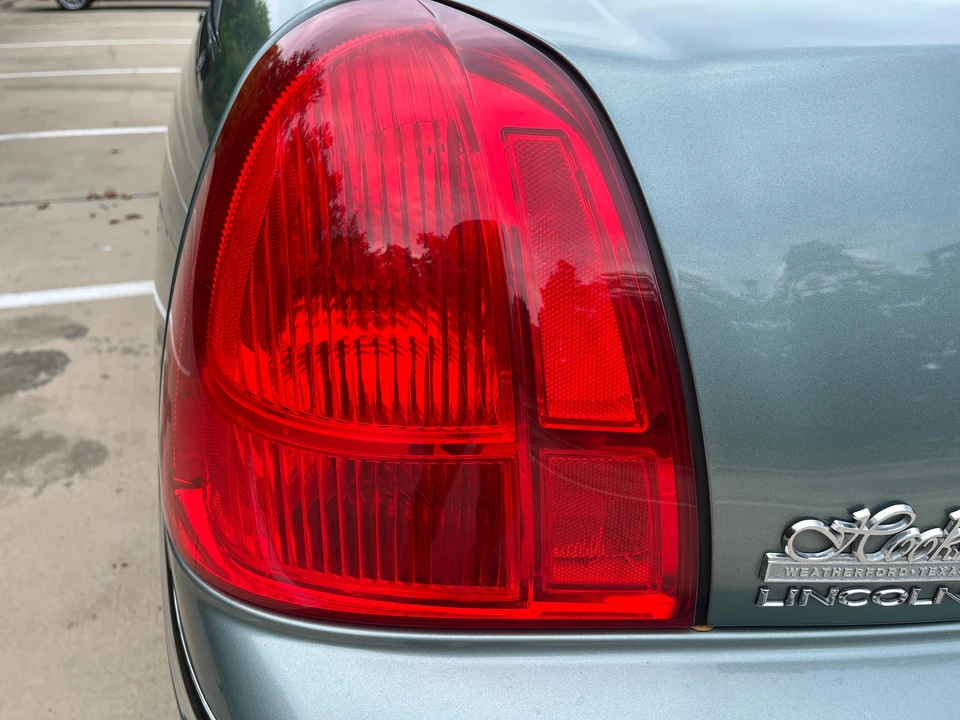 2003 Lincoln Town Car - Image 18 of 30