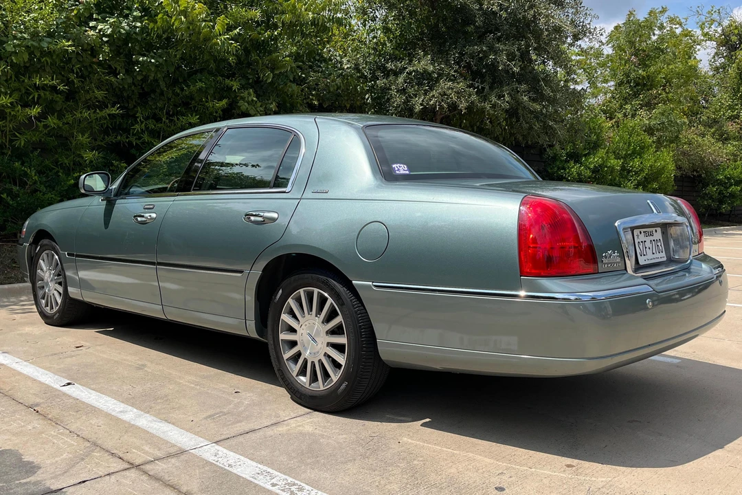 2003 Lincoln Town Car - Image 4 of 30