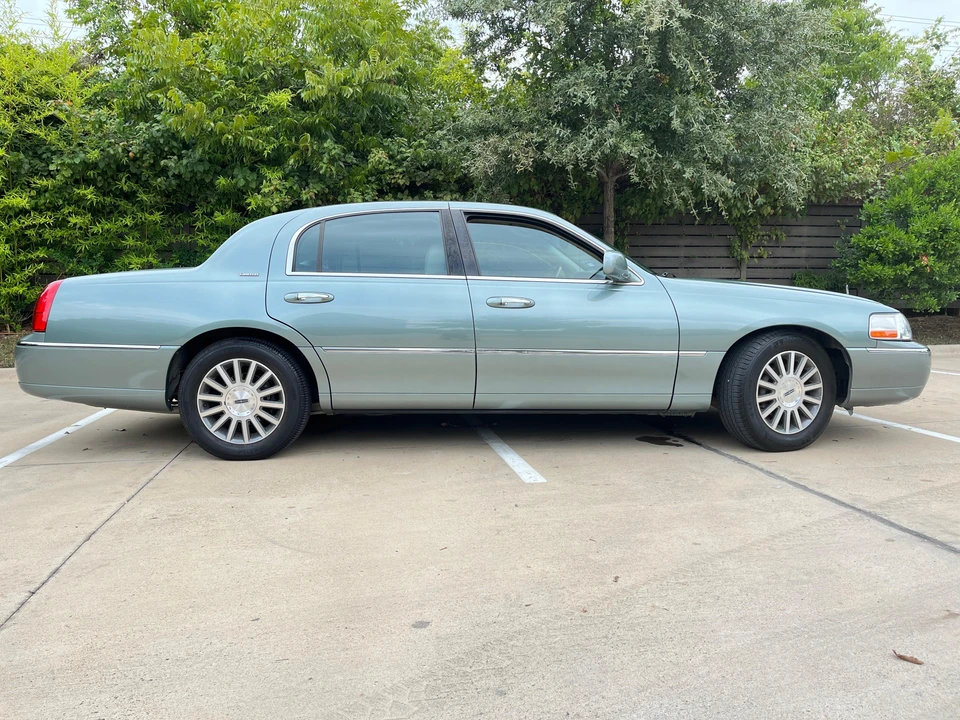 2003 Lincoln Town Car - Image 12 of 30