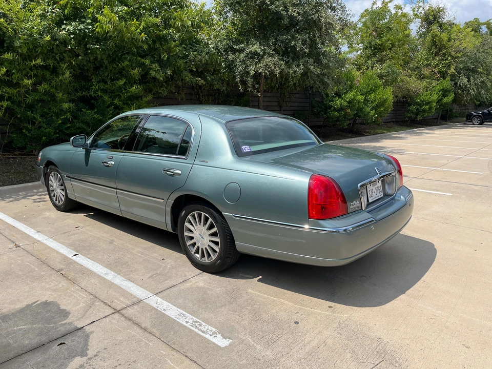 2003 Lincoln Town Car - Image 9 of 30