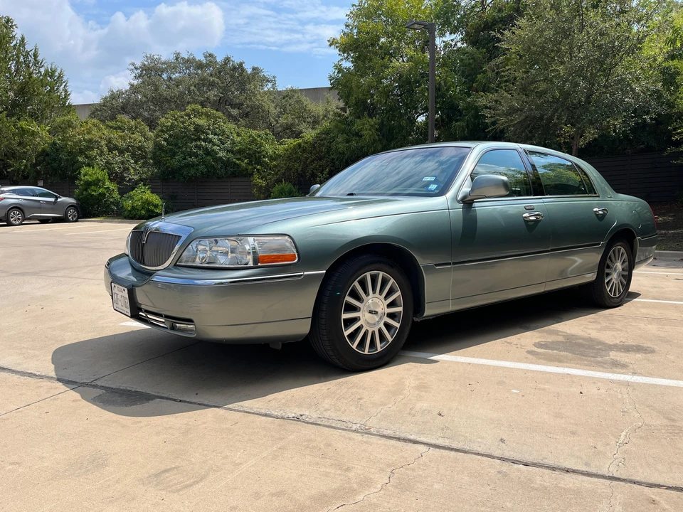2003 Lincoln Town Car - Image 8 of 30