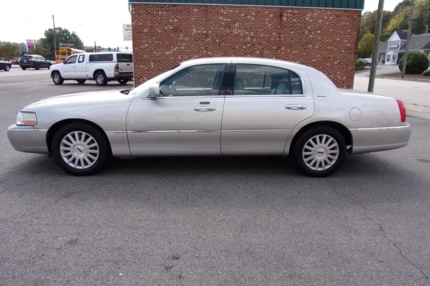 2003 Lincoln Town Car - Image 3 of 7
