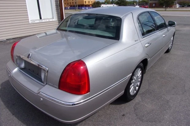 2003 Lincoln Town Car - Image 2 of 7