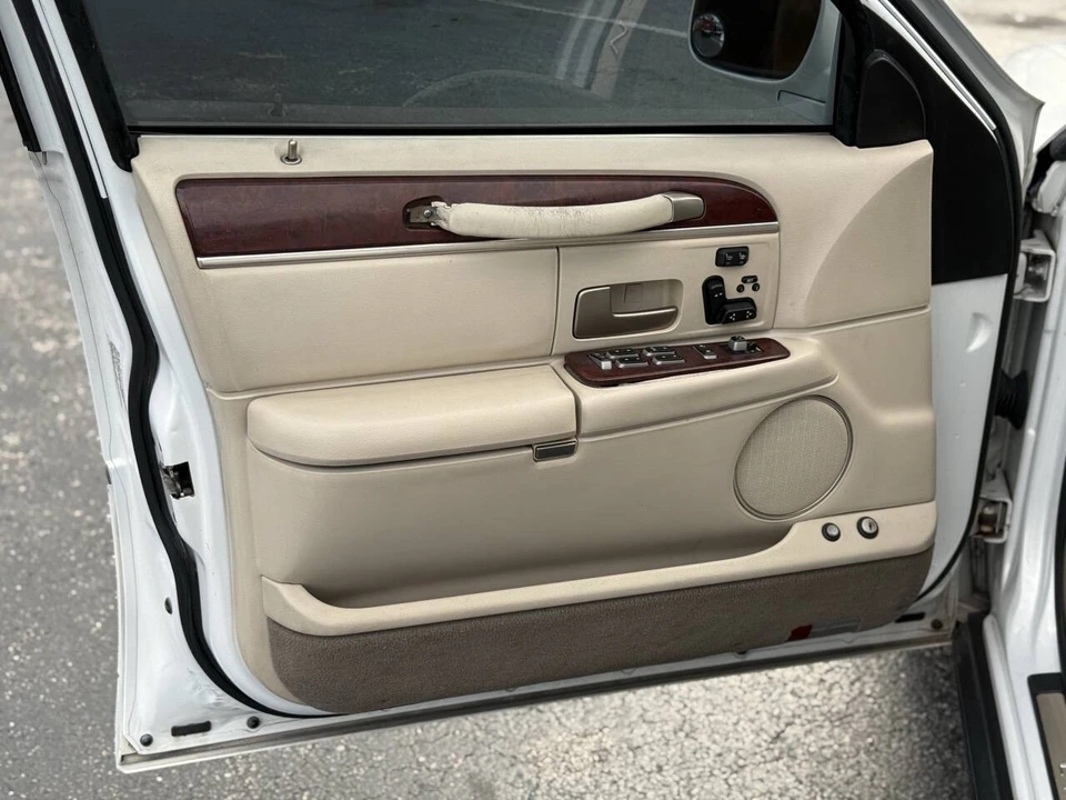 2003 Lincoln Town Car - Image 15 of 21