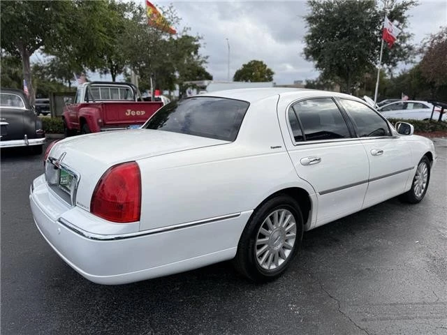 2003 Lincoln Town Car - Image 8 of 21