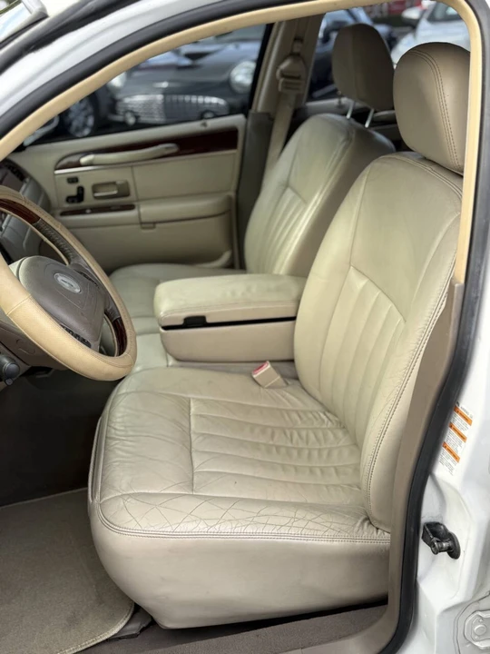 2003 Lincoln Town Car - Image 14 of 21
