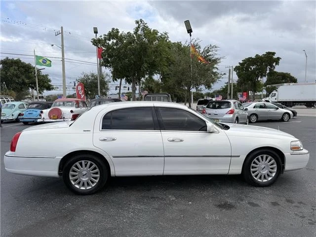 2003 Lincoln Town Car - Image 9 of 21