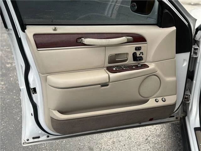 2003 Lincoln Town Car - Image 14 of 21