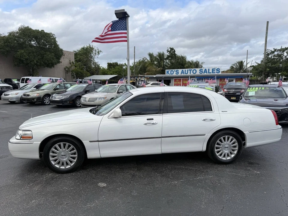 2003 Lincoln Town Car - Image 8 of 12