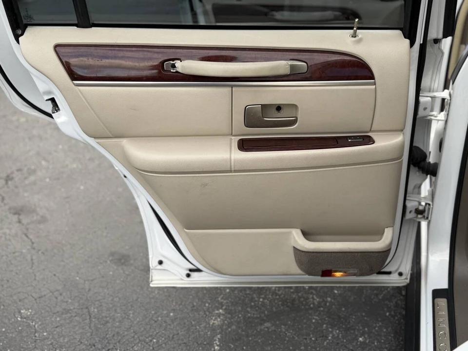 2003 Lincoln Town Car - Image 19 of 21
