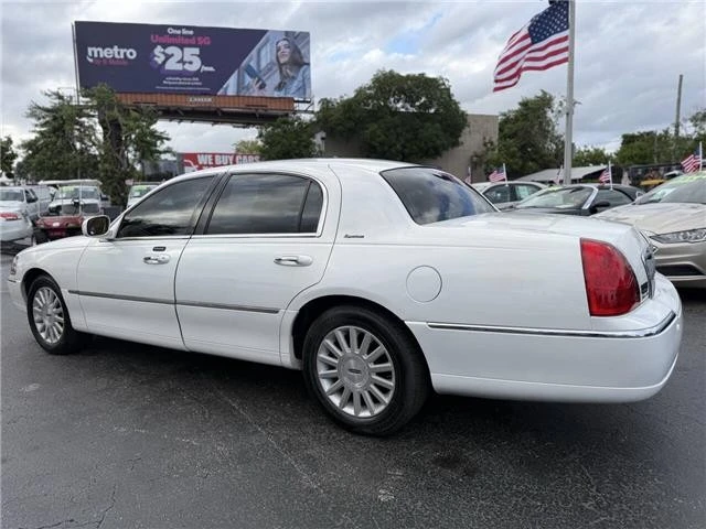 2003 Lincoln Town Car - Image 4 of 21