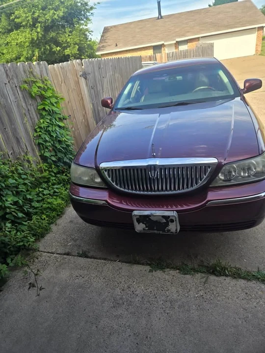 2003 Lincoln Town Car - Image 3 of 4