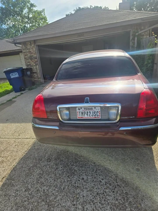 2003 Lincoln Town Car - Image 2 of 4