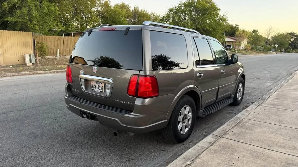 2003 Lincoln Navigator 2nd Gen - Image 4 of 9