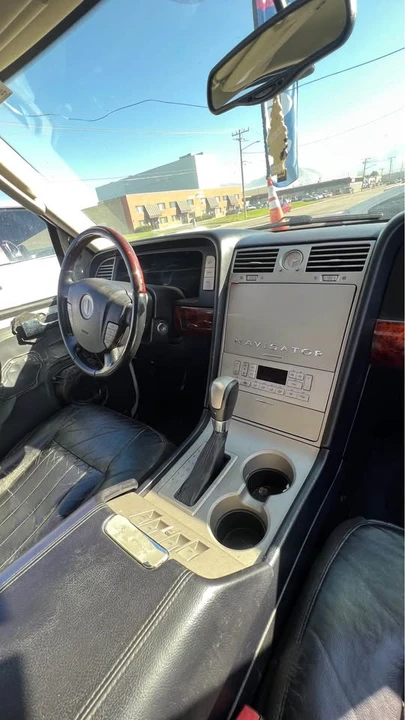 2003 Lincoln Navigator 2nd Gen - Image 3 of 12