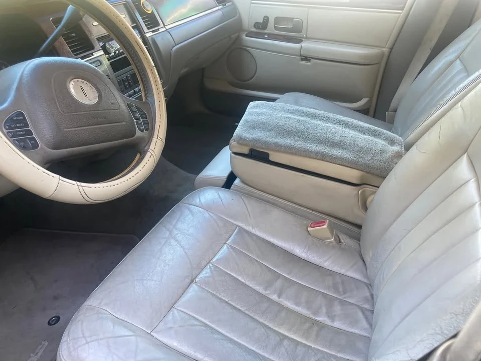 2003 Lincoln Town Car - Image 2 of 7