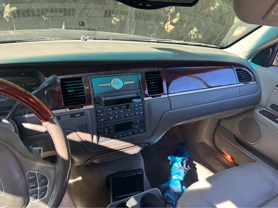 2003 Lincoln Town Car - Image 4 of 10
