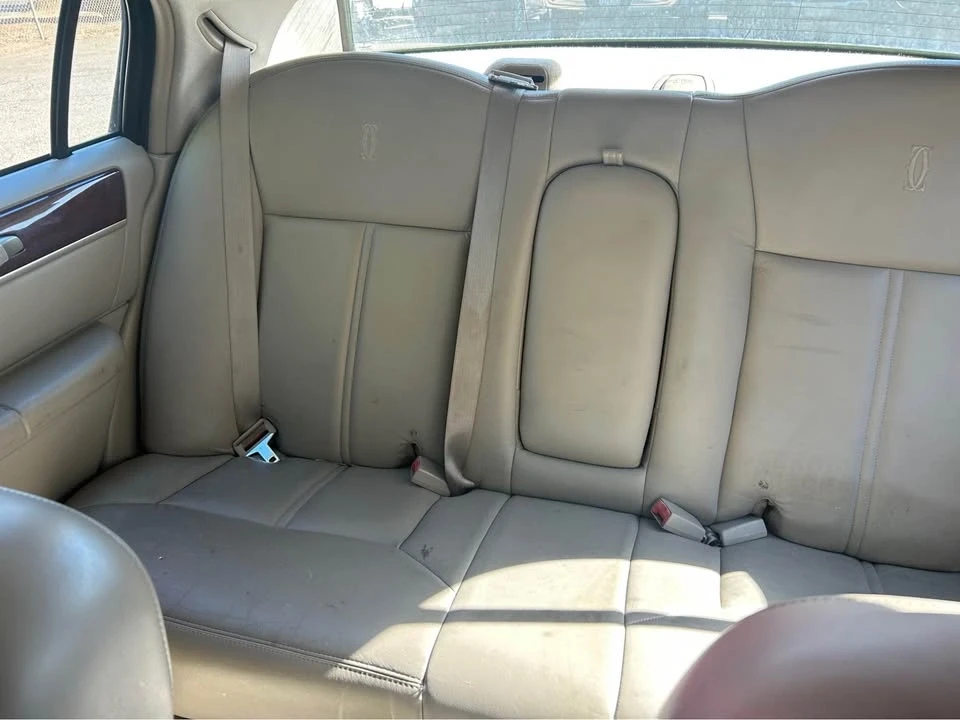 2003 Lincoln Town Car - Image 2 of 10
