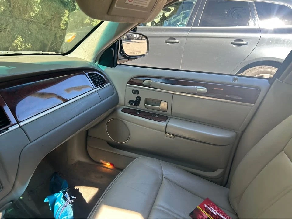 2003 Lincoln Town Car - Image 3 of 10