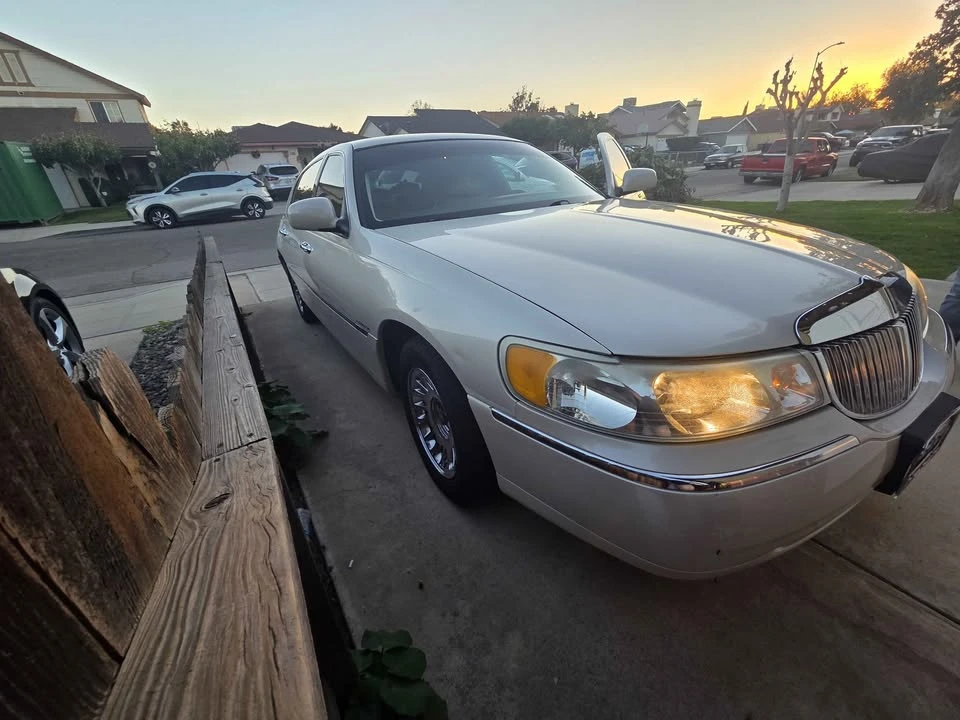 2003 Lincoln Town Car - Image 5 of 14