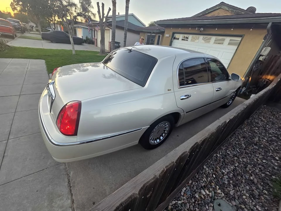 2003 Lincoln Town Car - Image 2 of 14