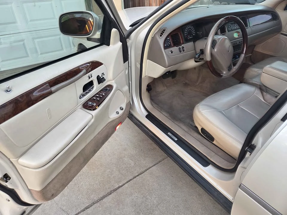 2003 Lincoln Town Car - Image 12 of 14