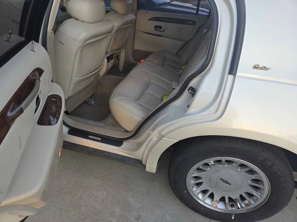 2003 Lincoln Town Car - Image 9 of 14