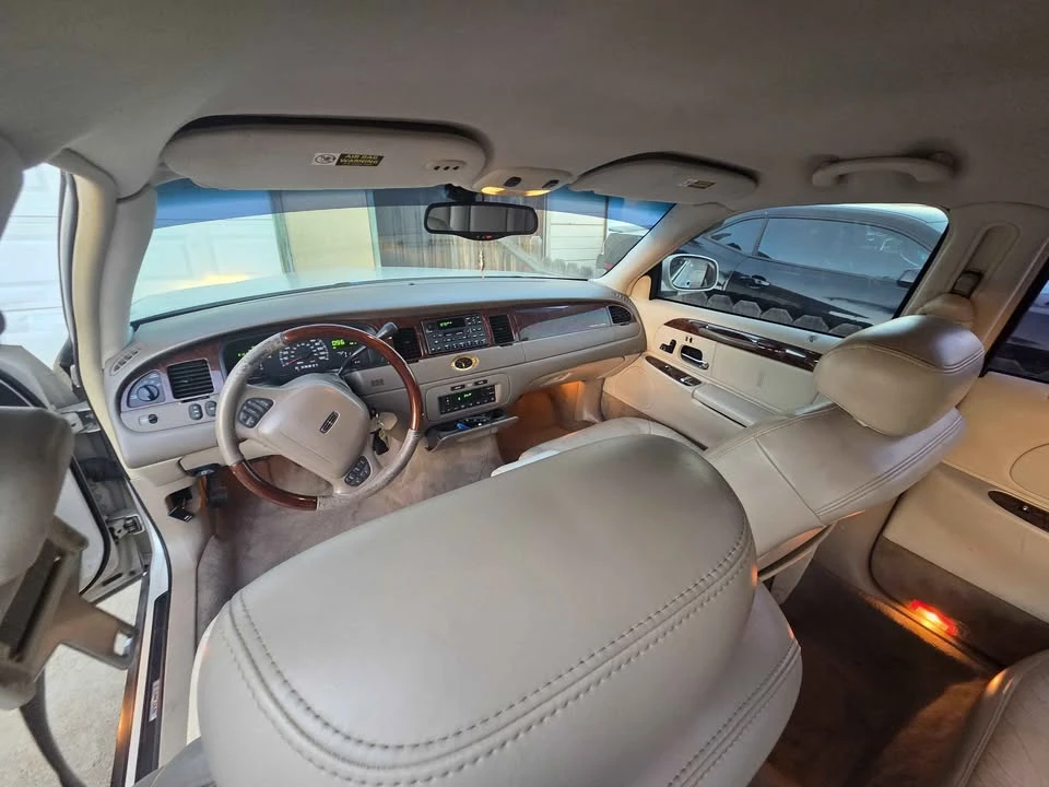 2003 Lincoln Town Car - Image 8 of 14