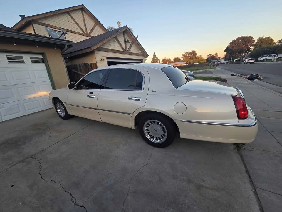 2003 Lincoln Town Car - Image 3 of 14