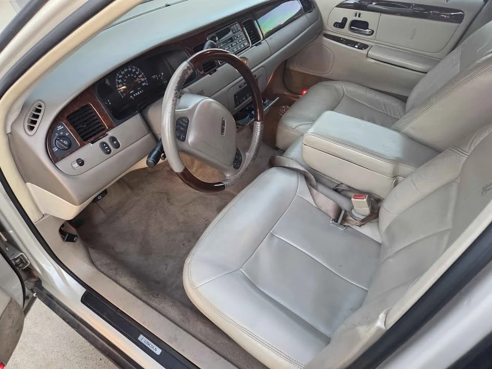 2003 Lincoln Town Car - Image 11 of 14