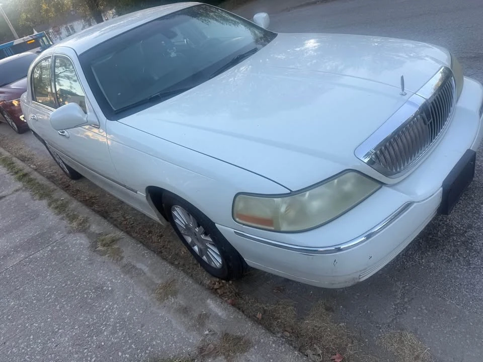 2003 Lincoln Town Car - Image 4 of 8