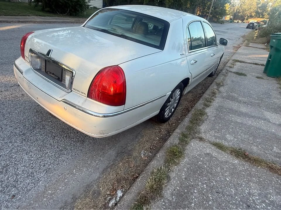 2003 Lincoln Town Car - Image 6 of 8