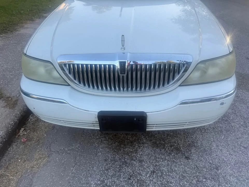 2003 Lincoln Town Car - Image 2 of 8
