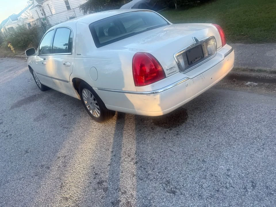 2003 Lincoln Town Car - Image 3 of 8