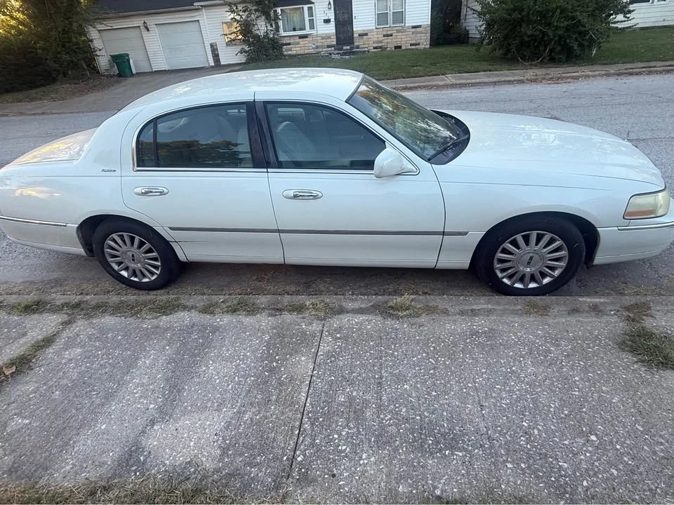 2003 Lincoln Town Car - Image 5 of 8