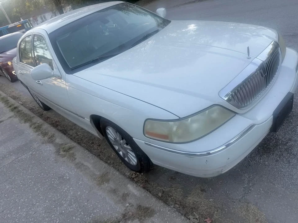 2003 Lincoln Town Car - Image 3 of 7