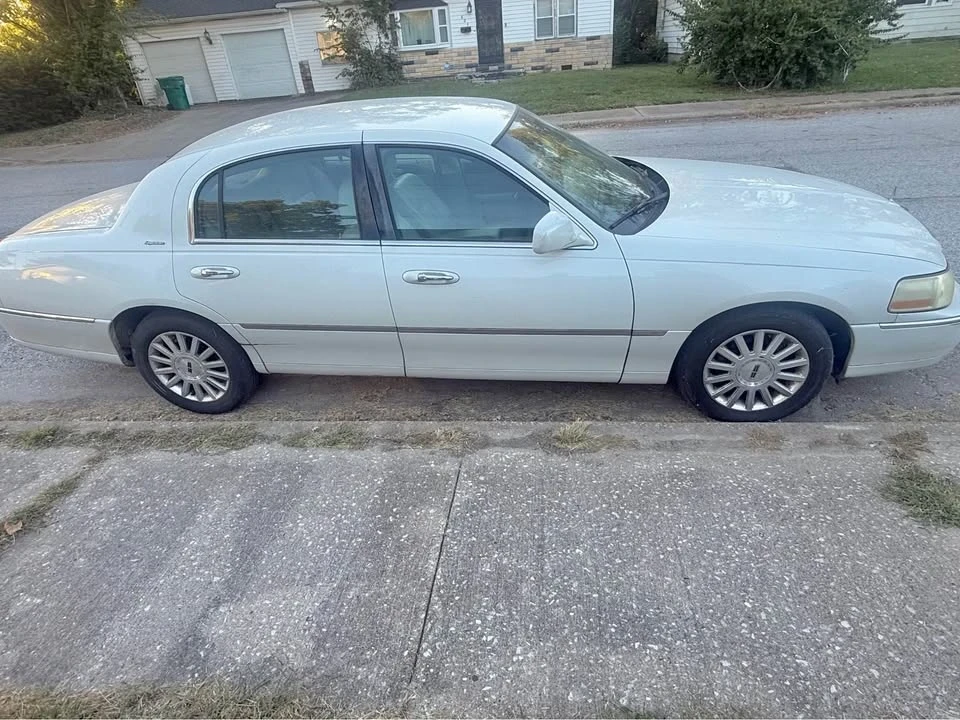 2003 Lincoln Town Car - Image 2 of 7