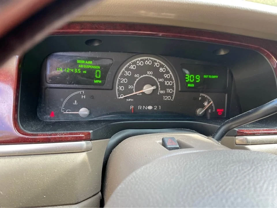 2003 Lincoln Town Car - Image 6 of 7