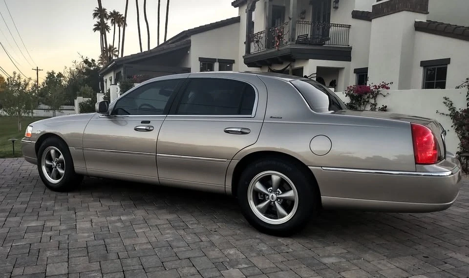 2003 Lincoln Town Car - Image 2 of 20