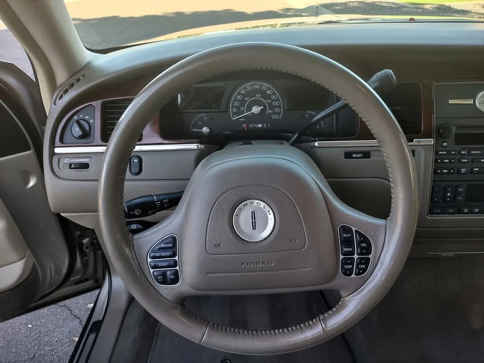 2003 Lincoln Town Car - Image 10 of 20