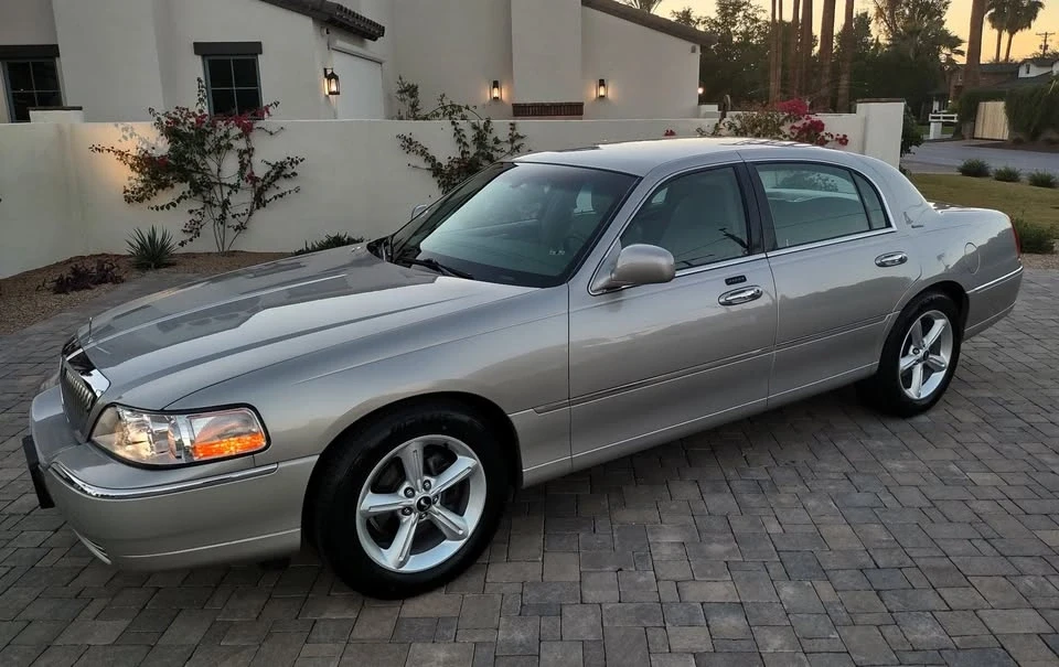 2003 Lincoln Town Car - Image 2 of 20