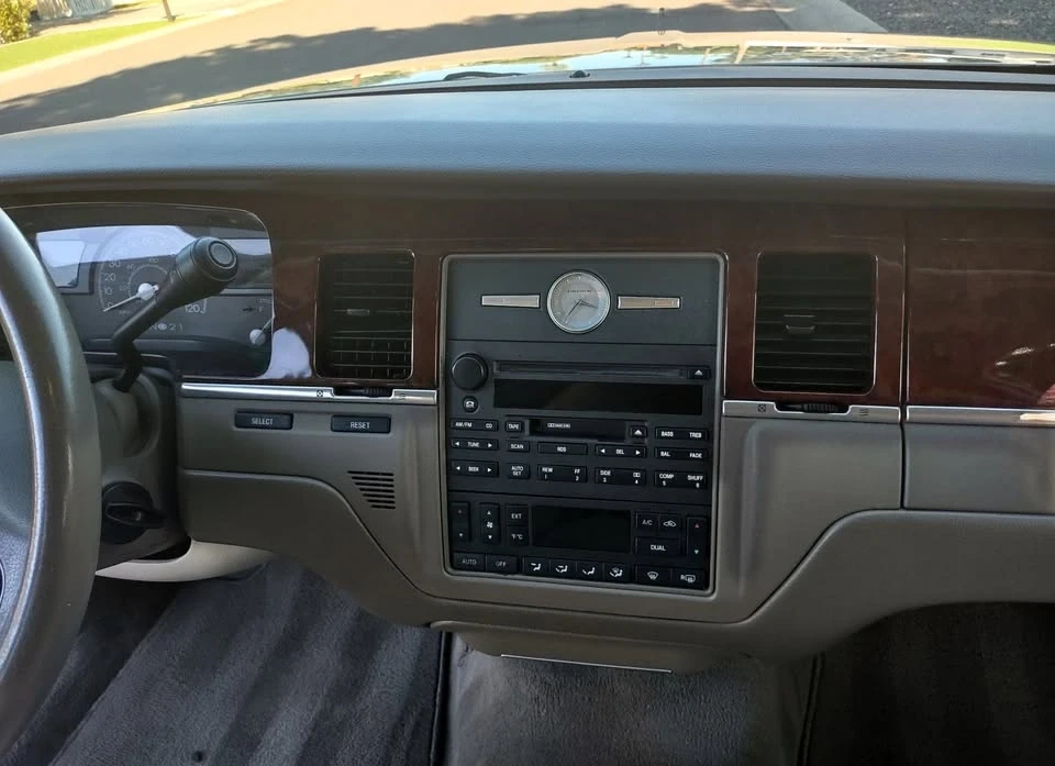 2003 Lincoln Town Car - Image 11 of 20