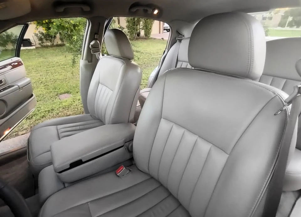 2003 Lincoln Town Car - Image 9 of 20
