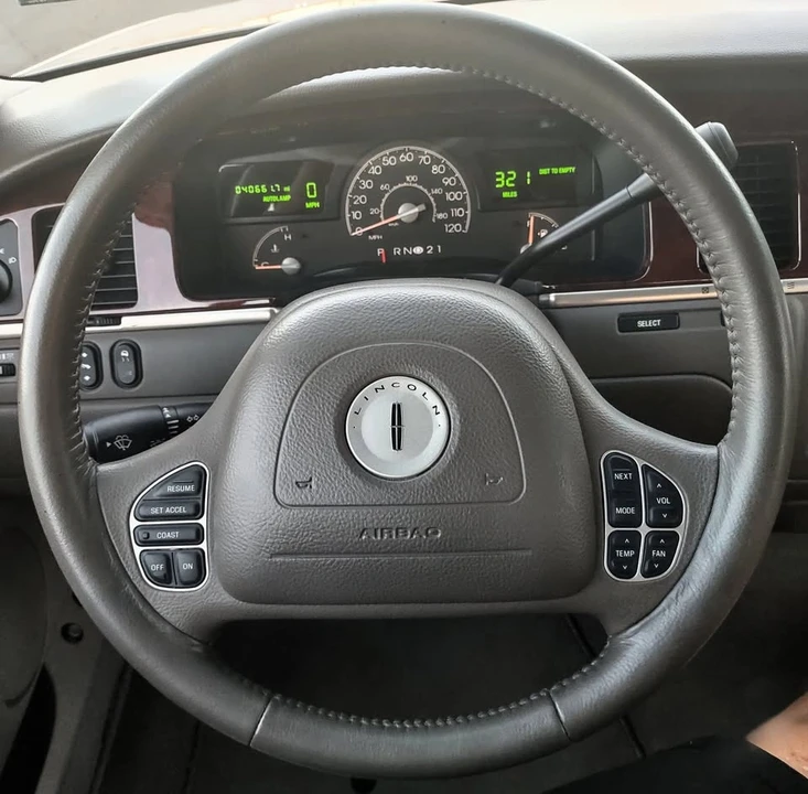 2003 Lincoln Town Car - Image 10 of 20