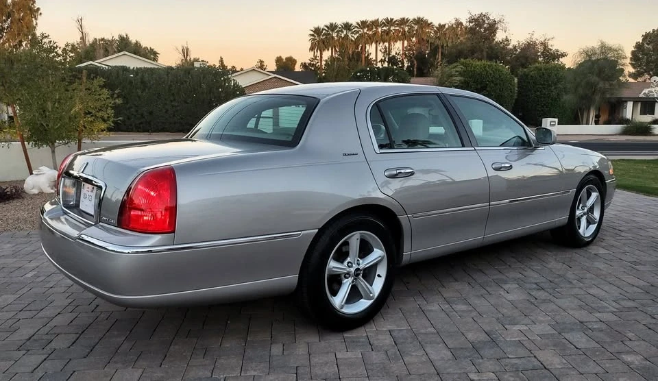 2003 Lincoln Town Car - Image 3 of 20