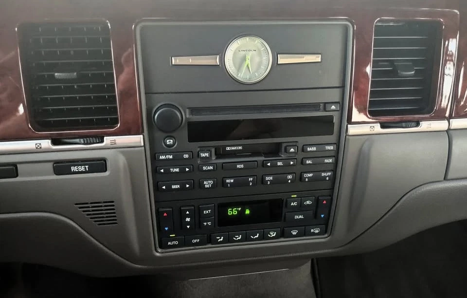 2003 Lincoln Town Car - Image 11 of 20
