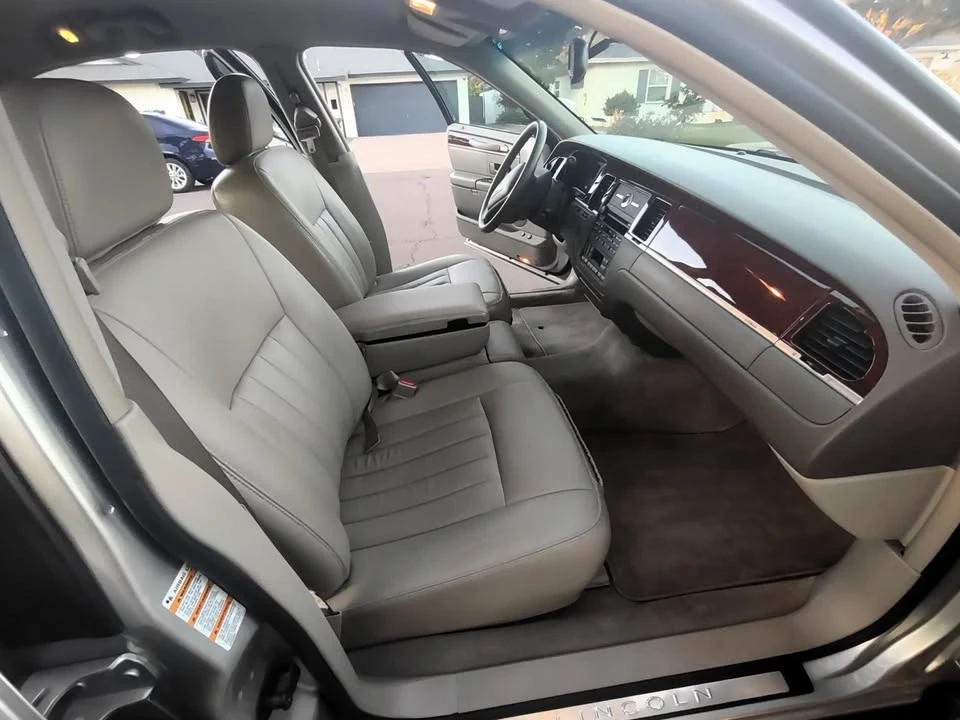 2003 Lincoln Town Car - Image 12 of 20
