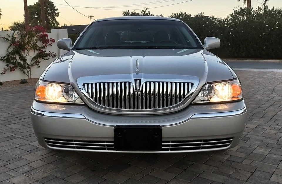 2003 Lincoln Town Car - Image 6 of 20