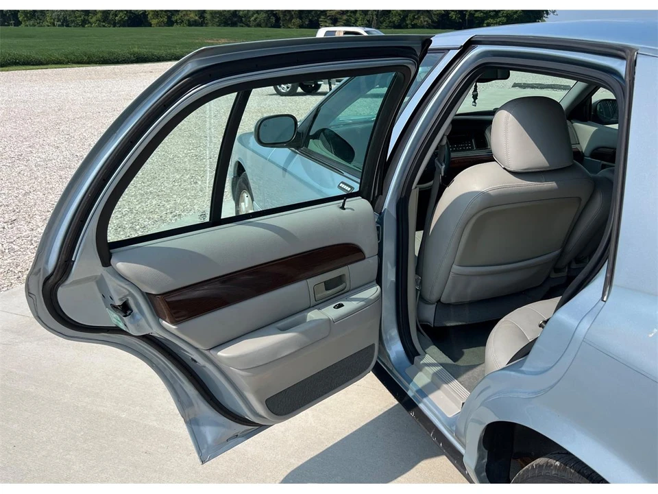 2003 Mercury Grand Marquis - Image 27 of 31