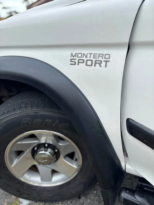 2003 Mitsubishi Pajero/Montero - Image 2 of 3